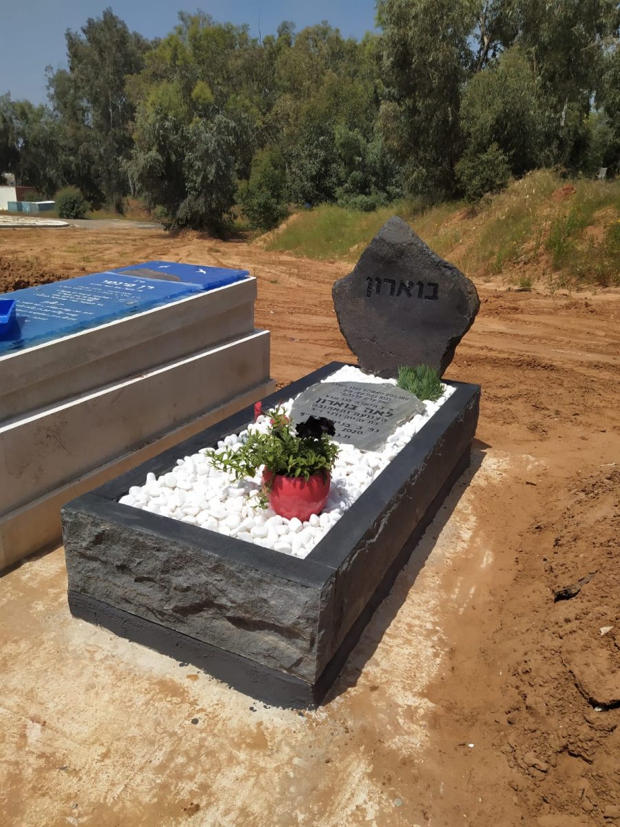 מצבת יחיד מיוחדת